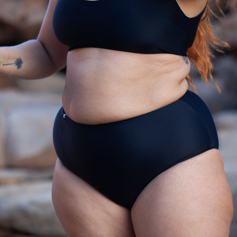 Schwarze Bikini Hose FLOW von einer Dame getragen