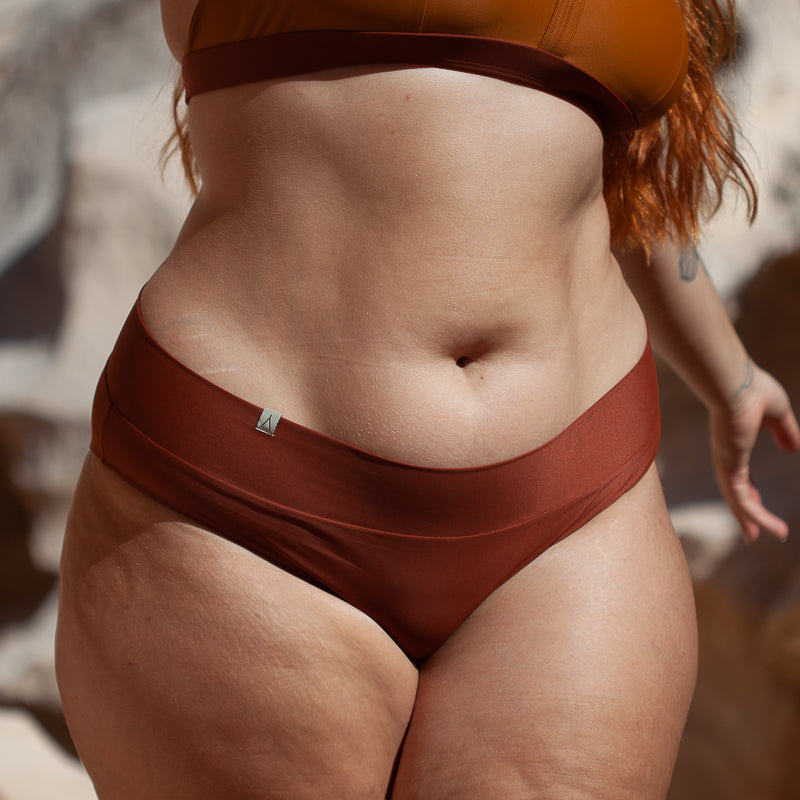 Tragebild der INASKA FLOW Bikinihose in Rostbraun