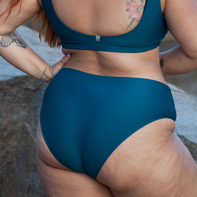 Hintere Seitenansicht der Bikini Hose FLOW in Petrol