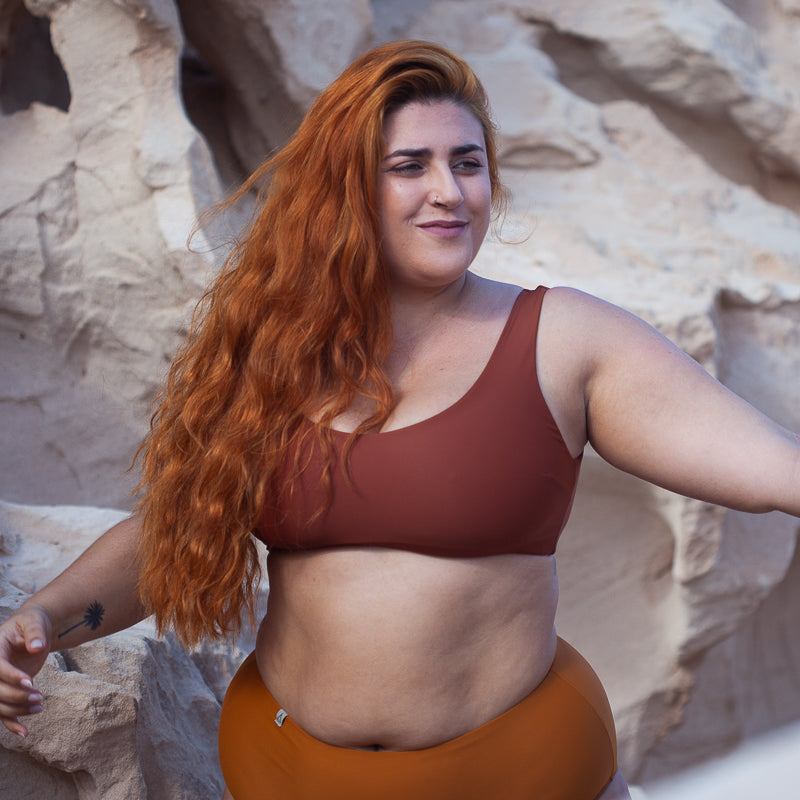 Vorderansicht einer Frau mit Bikini Oberteil PURE in Ocker