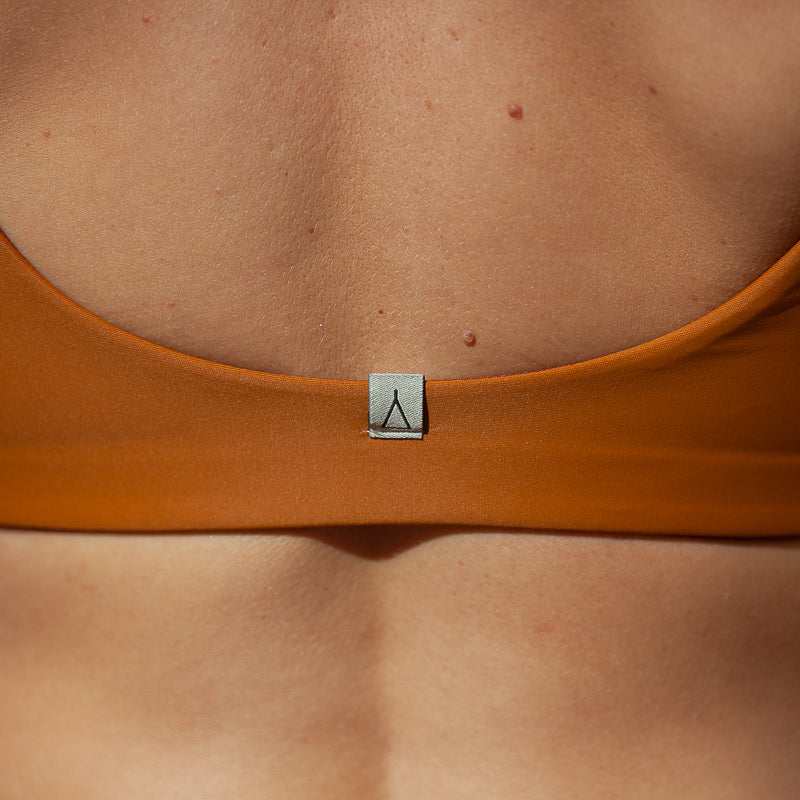 Detailansicht des Bikini Oberteils PURE in Rostbraun