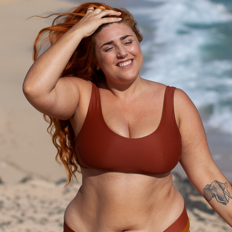 Oberkörperansicht einer Frau mit Bikini Oberteil PURE in Rostbraun/Ocker