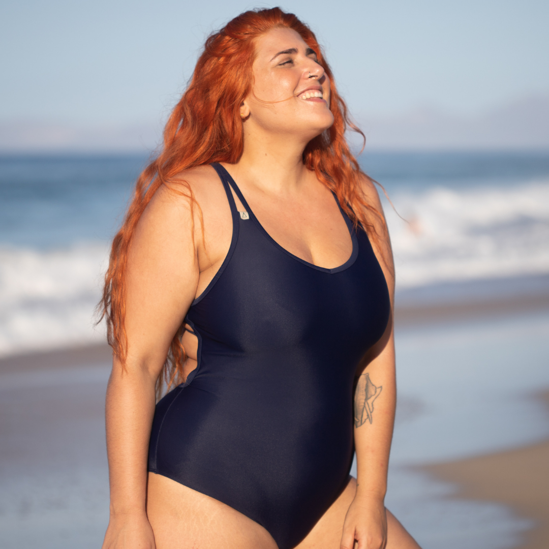 Seitliche Ansicht einer Frau mit einem INASKA Badeanzug