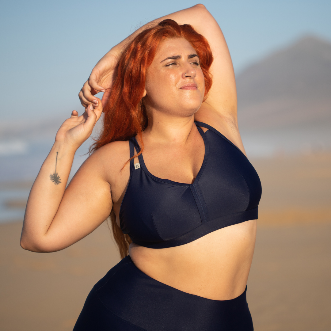Frau mit roten Haaren trägt Bikini PURE