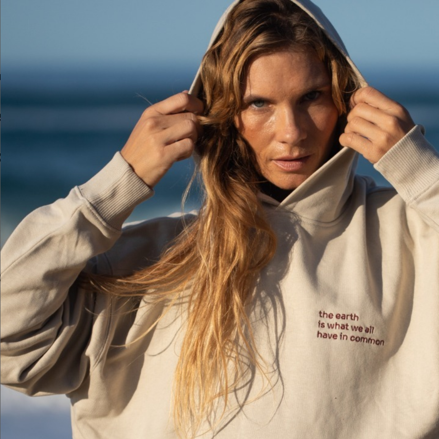 Oberkörper einer Frau mit Statement Hoodie von INASKA