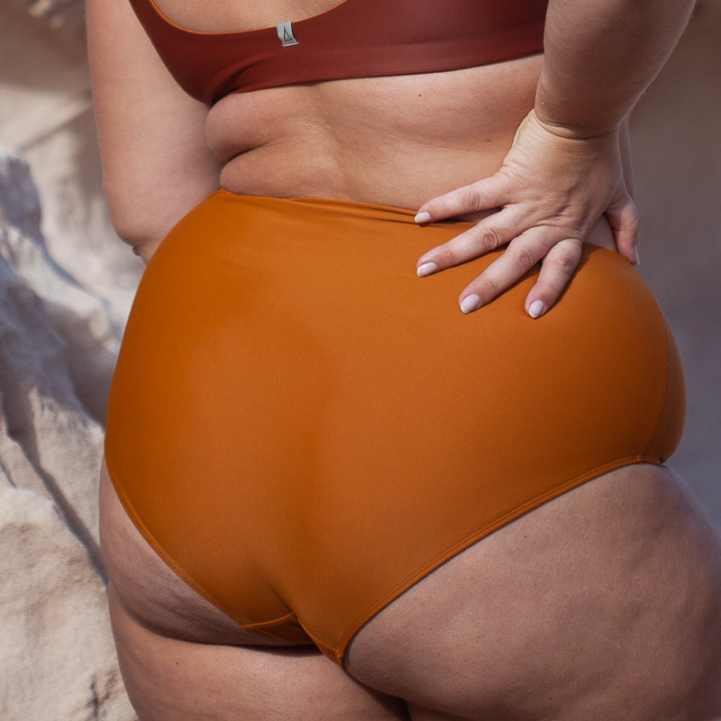 Detailansicht einer Frau mit Bikini Hose in Ocker am Strand