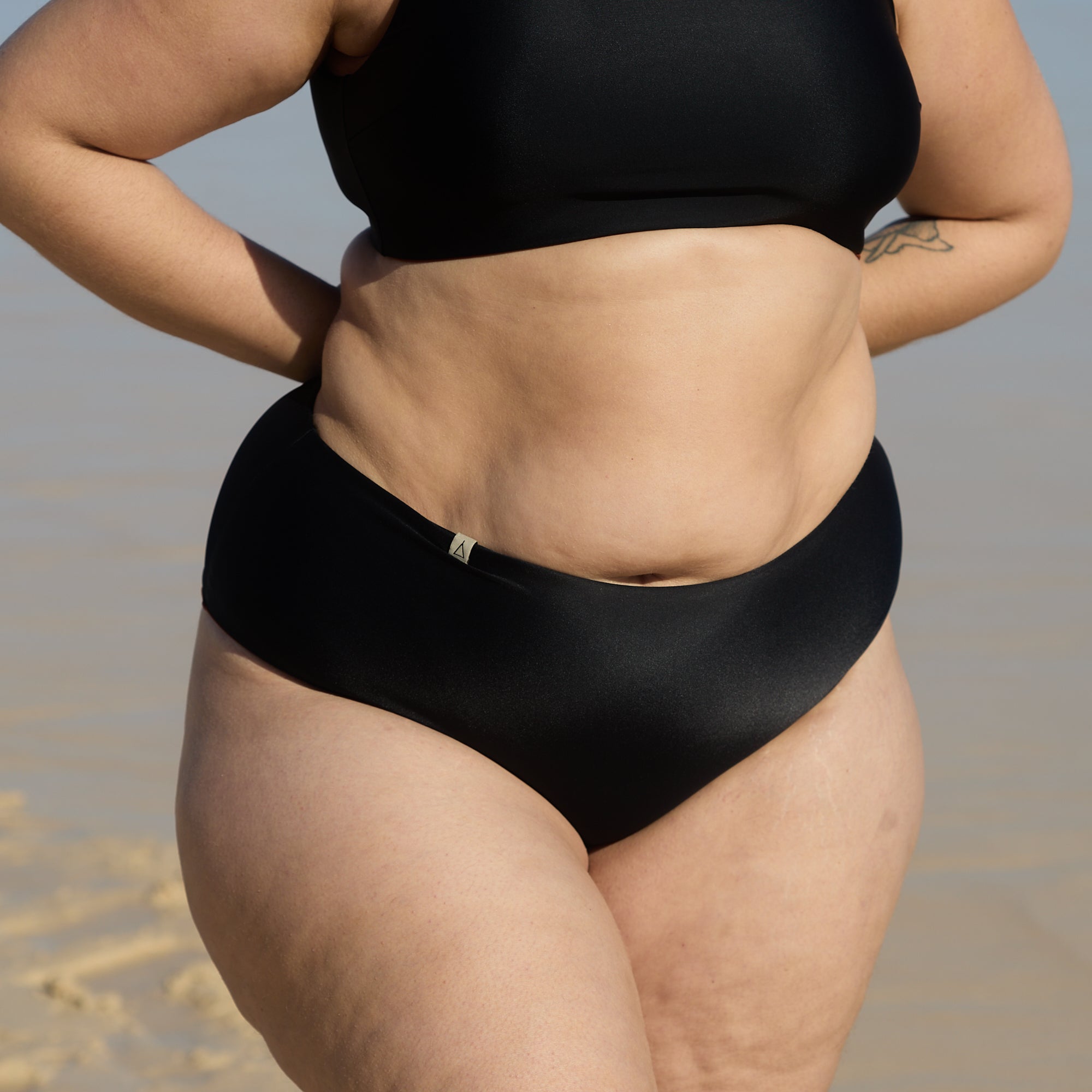 INASKA_High_Waist_Bikini_Hose_PURE_Schwarz_Rostbraun