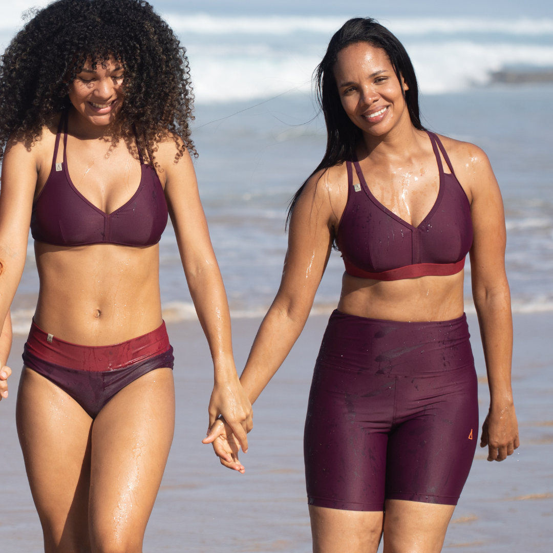 Zwei Frauen tragen INASKA Bademode in Berry am Strand