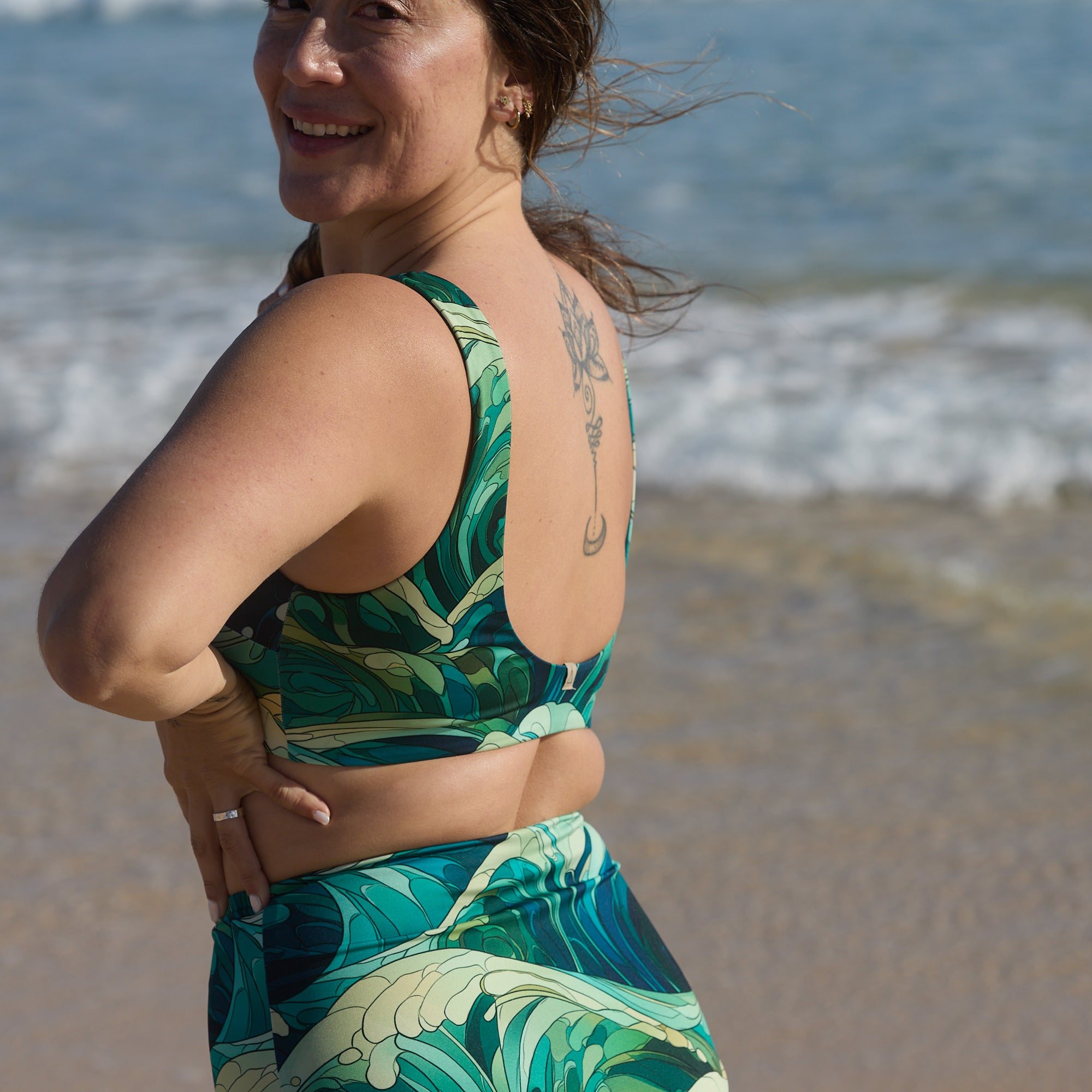 Wendbares Bikini Oberteil mit Muster Wellen Grün Blau Petrol