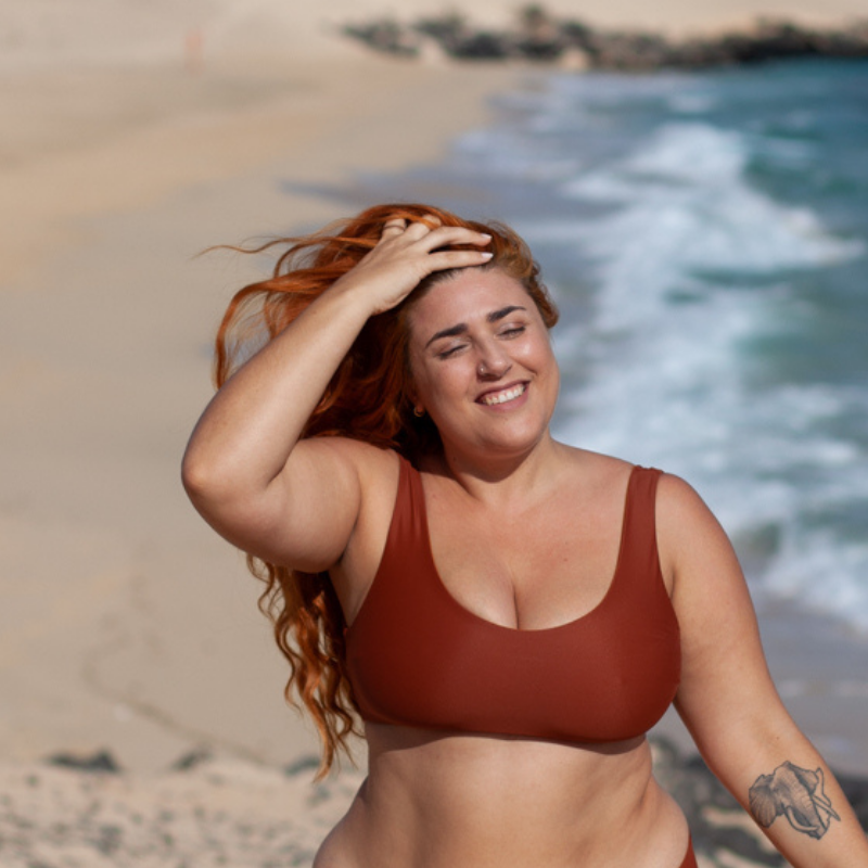 Frau mit INASKA Bikini am Strand