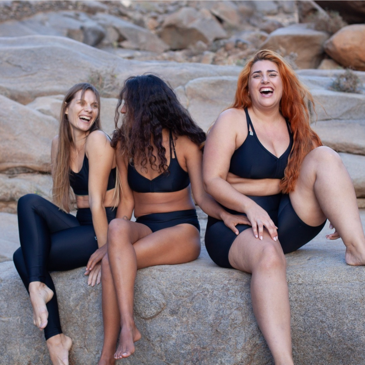 Frauen sitzend mit INASKA Bikinis