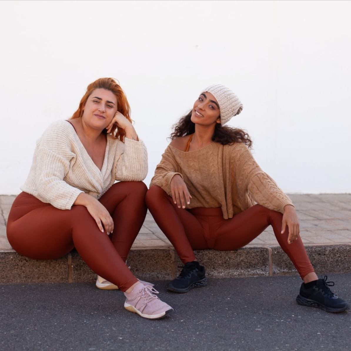 Frauen mit INASKA Leggings sitzend auf der Straße