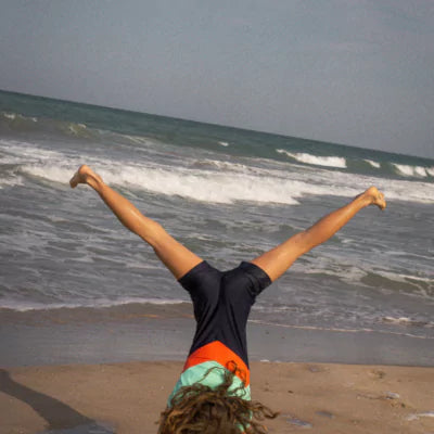 Mädchen mit INASKA UV-Schutz Badeanzug macht Handstand